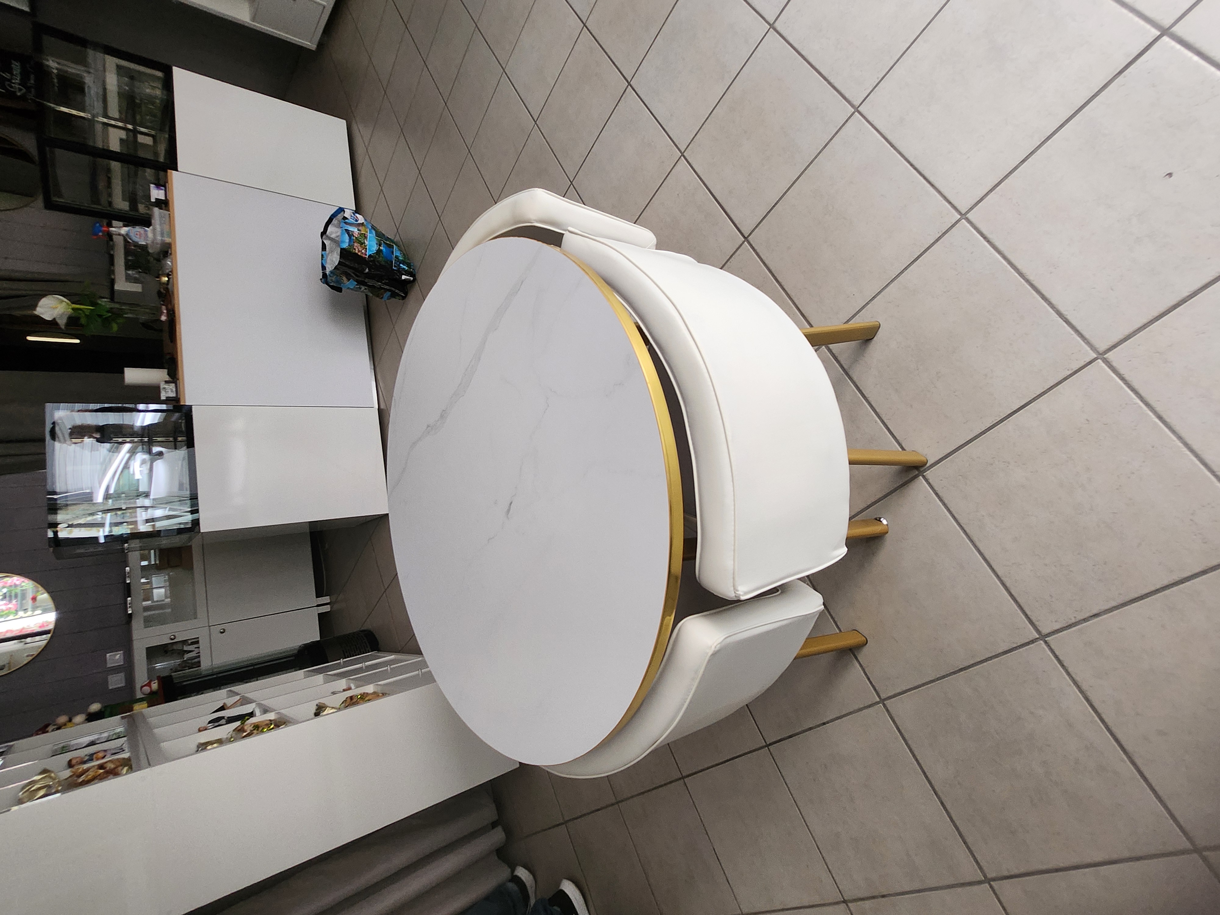 une table ronde avec 4 fauteuils 150 Piolenc (84)