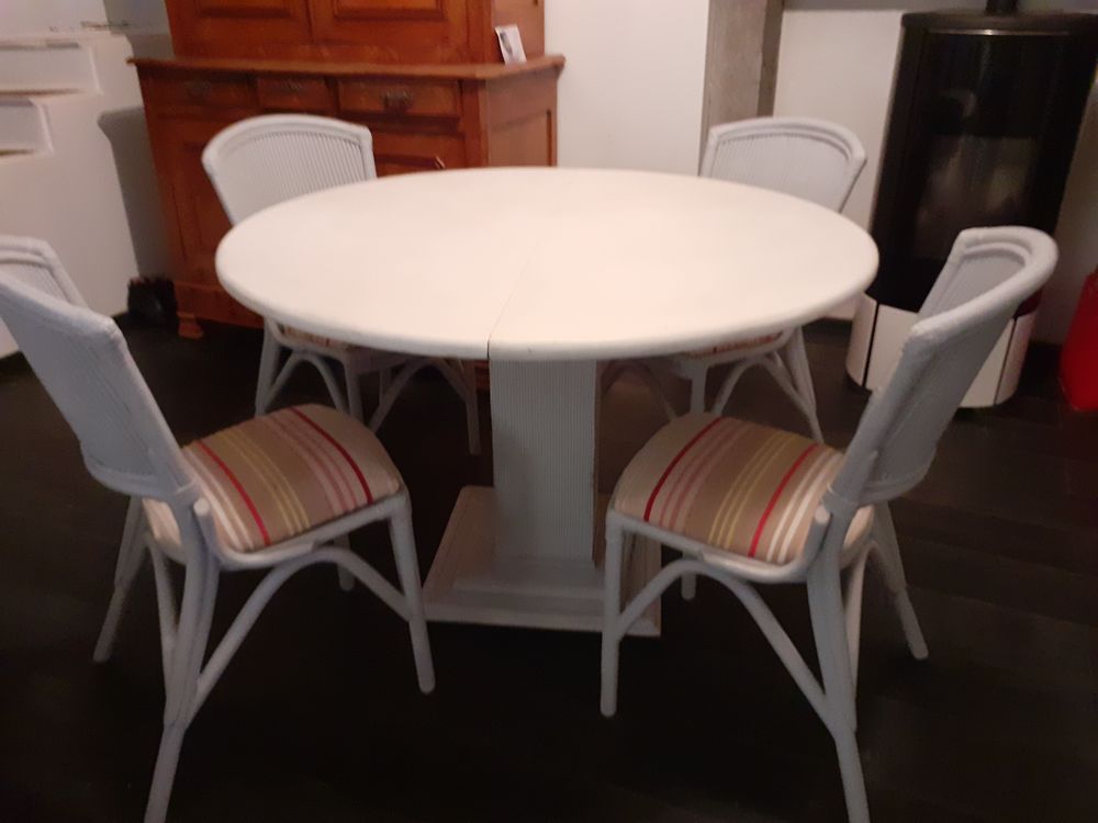 Table ronde bambou diam 1.20 + 4 chaises gris perle. 150 Bais (53)