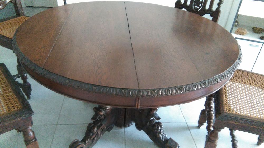 Table ronde en bois + rallonges + 5 chaises cannées