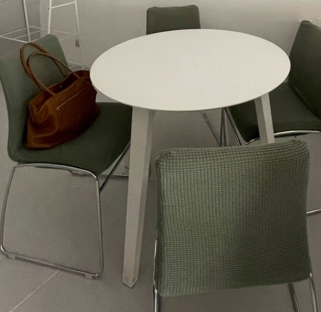 Table ronde en bois et ses 4 chaises
Blanche
Diam�tre 126
160 Saintes (17)