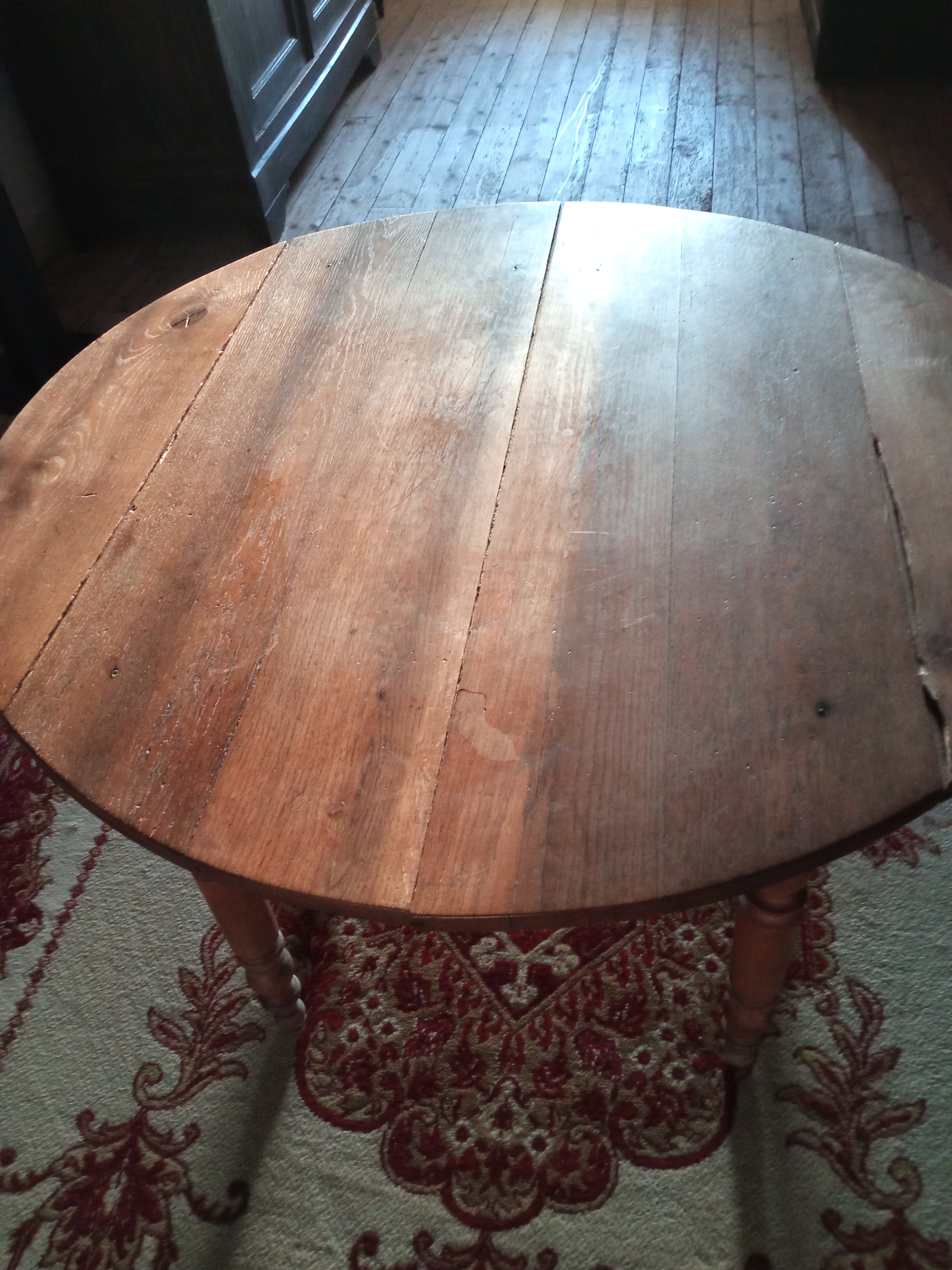 Table ronde en bois. 70 Pi�gut-Pluviers (24)