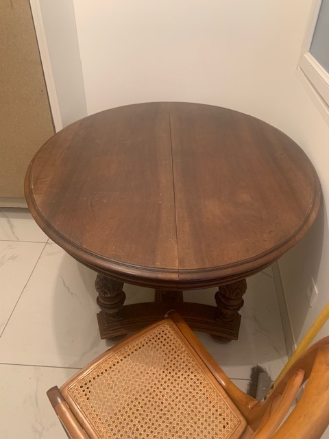 Table Ronde en Bois avec Sculptures 177 Jujurieux (01)