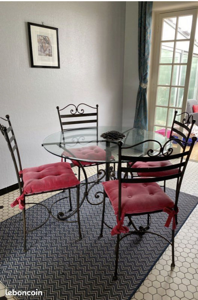 Table ronde + 4 chaises verre et fer forg� 190 Gouzeaucourt (59)