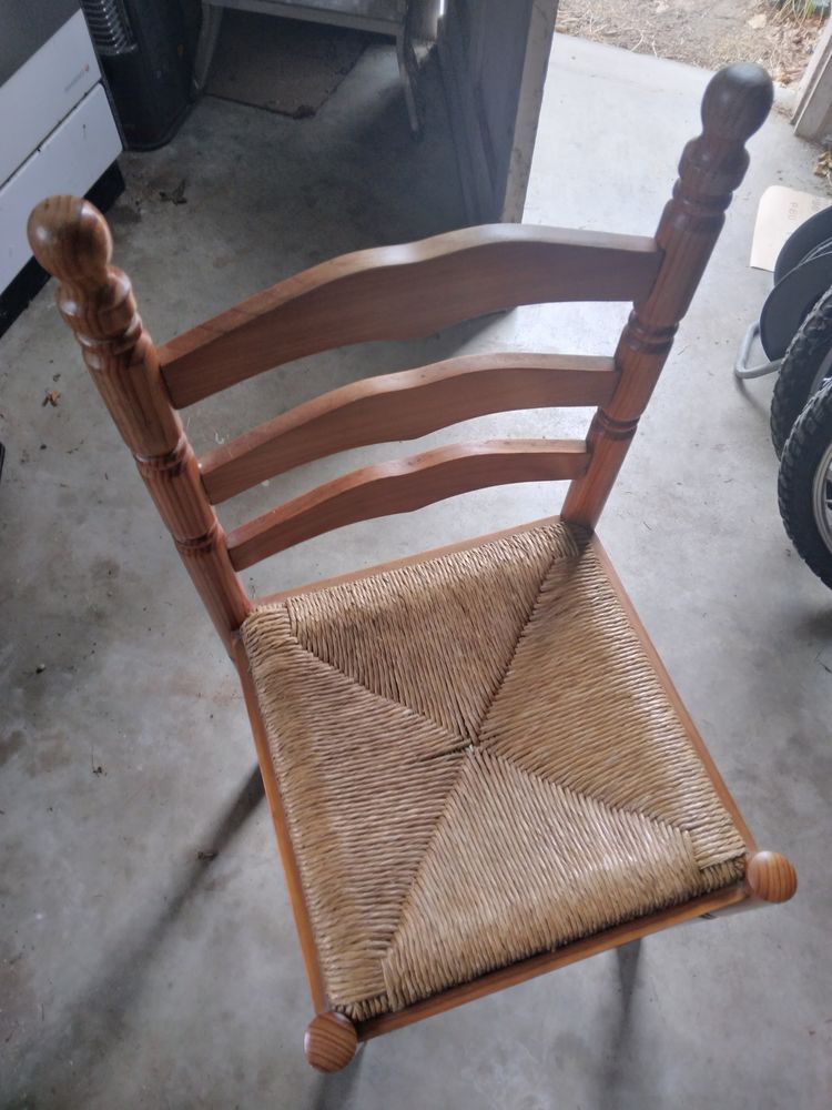 Table ronde en  pin et ses 3 chaises 30 Amou (40)