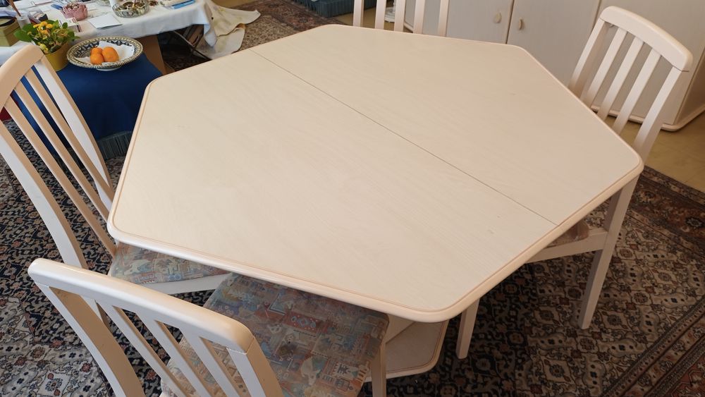 Table ronde et 4 chaises en bois
Tr�s bon �tat 
Rallonge 110 Fontenay-sous-Bois (94)