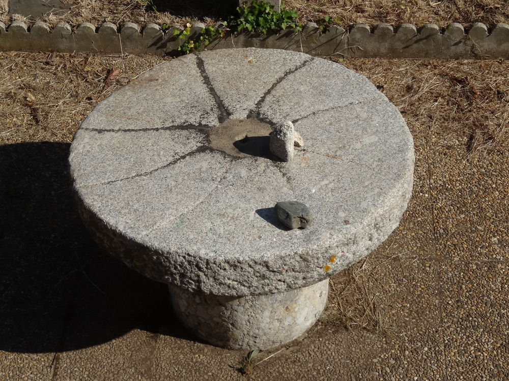 Table ronde de jardin en pierre 800 Prades (66)