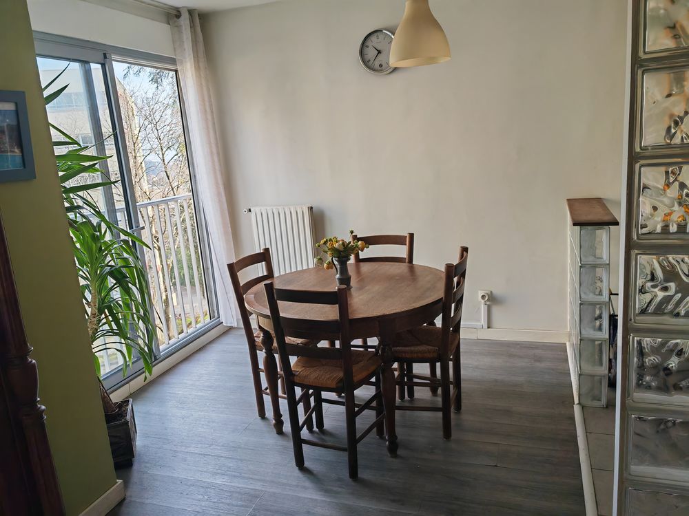 Table ronde en merisier avec 1 allonge int�gr�e et 4 chaises 250 Oullins (69)