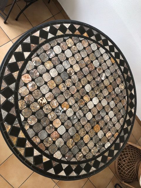 Table ronde en mosa�ques de pierres multicolores
220 Berck (62)