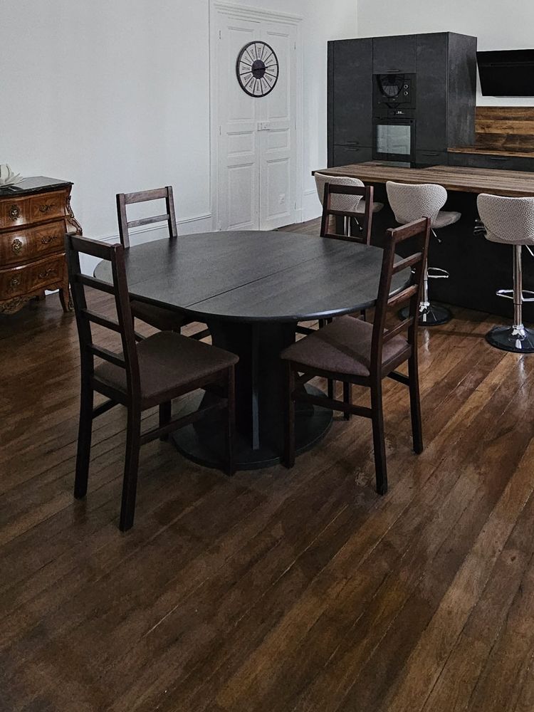 Table ronde noire avec 4 chaises velours marron fonc� 110 Demigny (71)