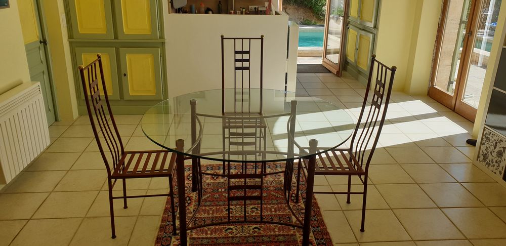 Table ronde plateau verre, 6 chaises, lustre en fer forg� 350 Sardan (30)
