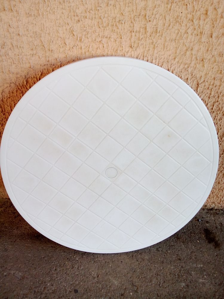 table ronde en plstique 25 Bormes-les-Mimosas (83)