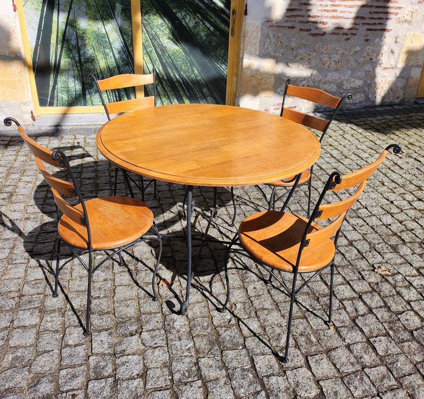 Table ronde plus 4 chaises bois et fer forg� 150 Sainte-Livrade-sur-Lot (47)