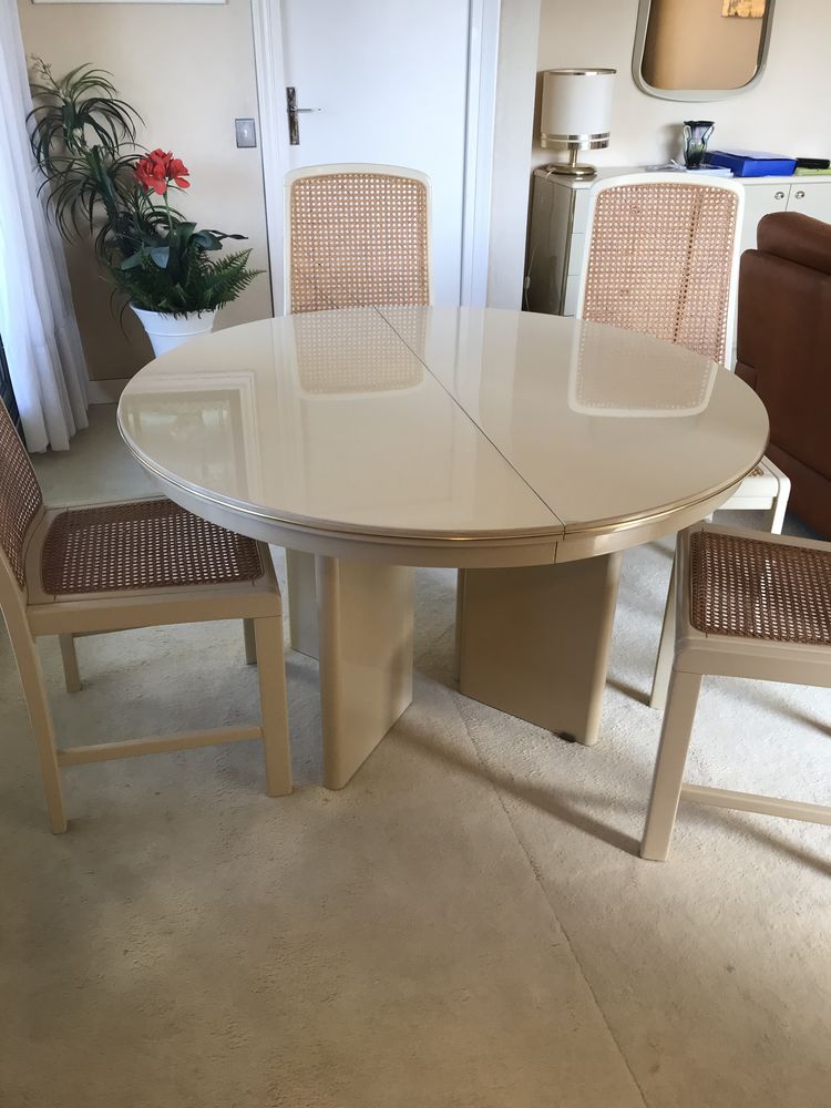 Table ronde,quatre chaises 200 Deauville (14)