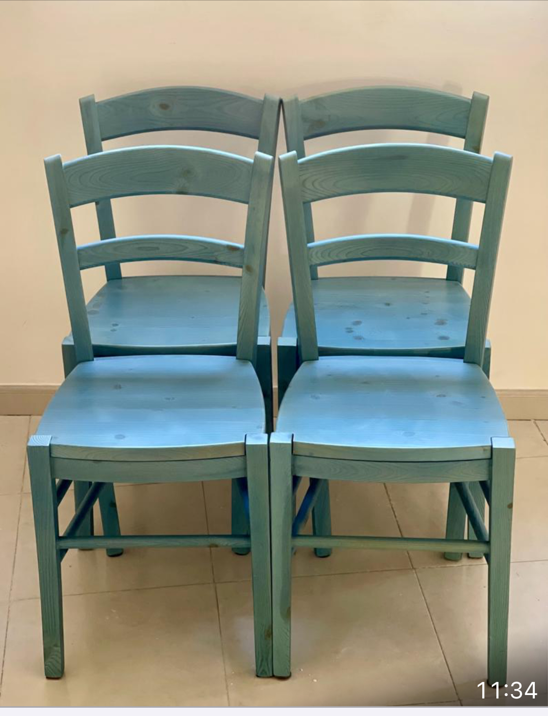 Table ronde � rallonge et 4 chaises 
Bois massif. 150 Cannes (06)