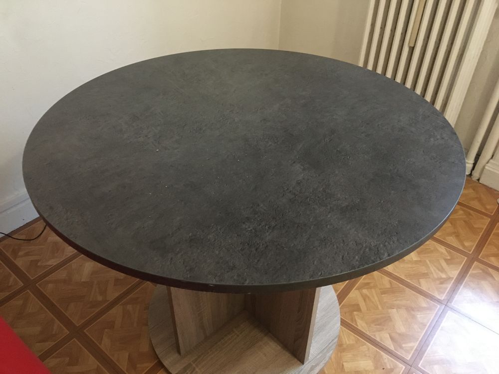 Table ronde solide, jolie et r�sistante! 79 Paris 18 (75)