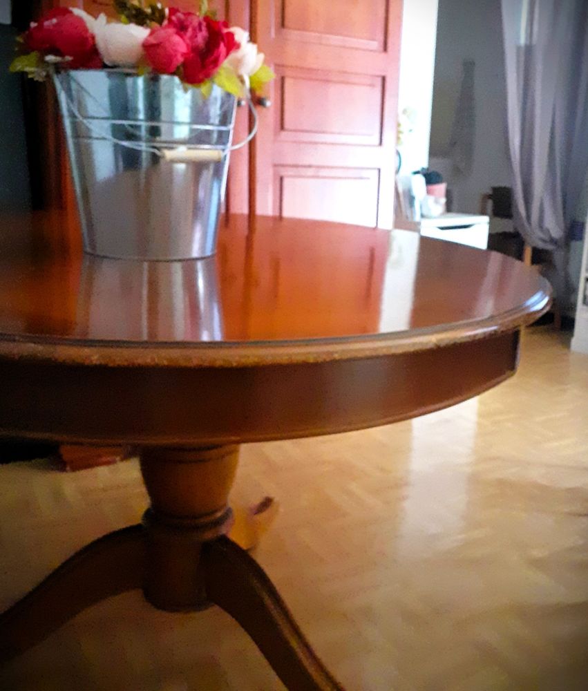 Table ronde style Louis- Philippe avec pied central sculpt� 89 Toulon (83)
