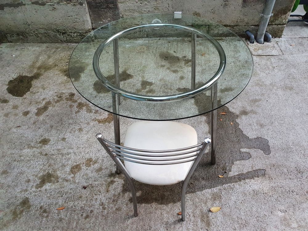 Table ronde en verre et 4 chaises