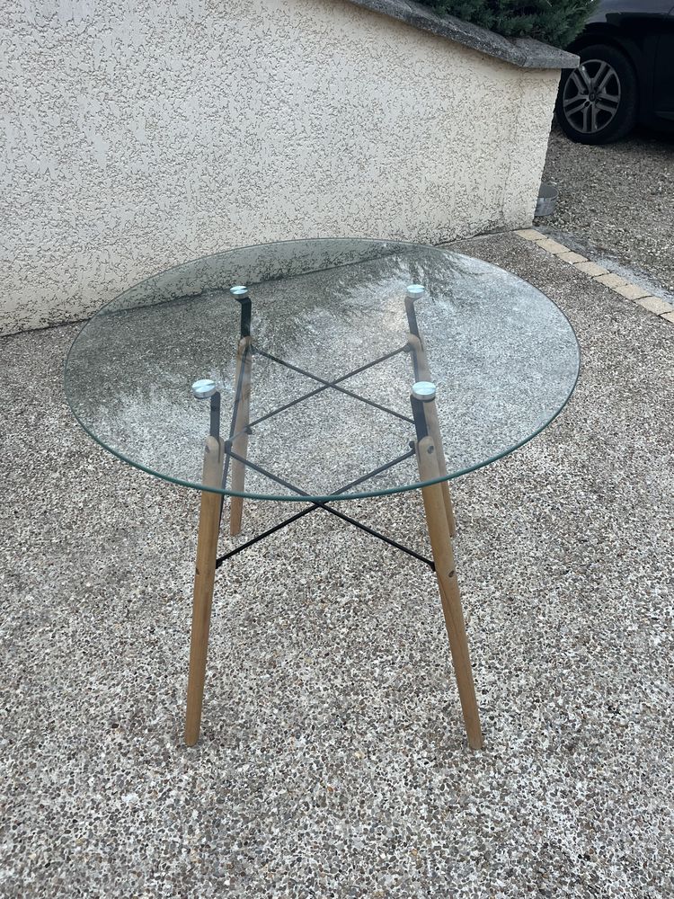 Table ronde en verre avec pieds en bois 45 Saint-Ch�ron (91)