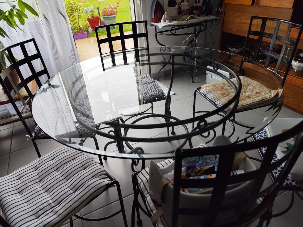 table ronde en verre avec 6 chaises 100 Vouill� (86)