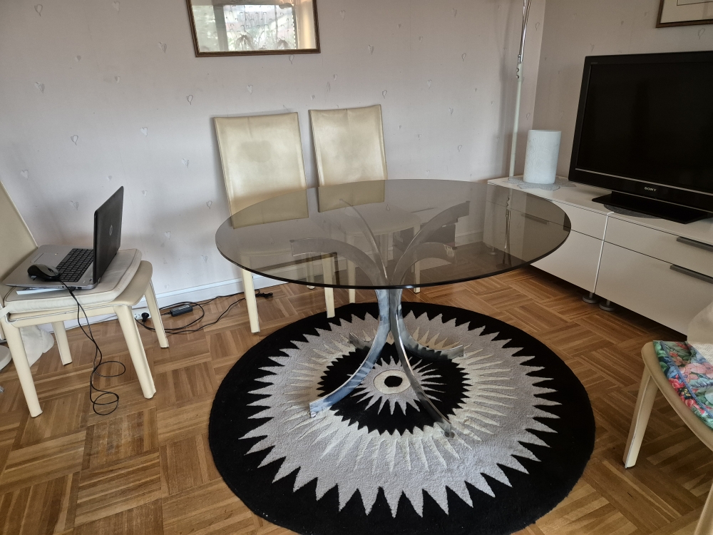 table ronde verre fum� marron diam�tre 120cm sur deux pieds m�tal argent� encastrables. 300 Caluire-et-Cuire (69)