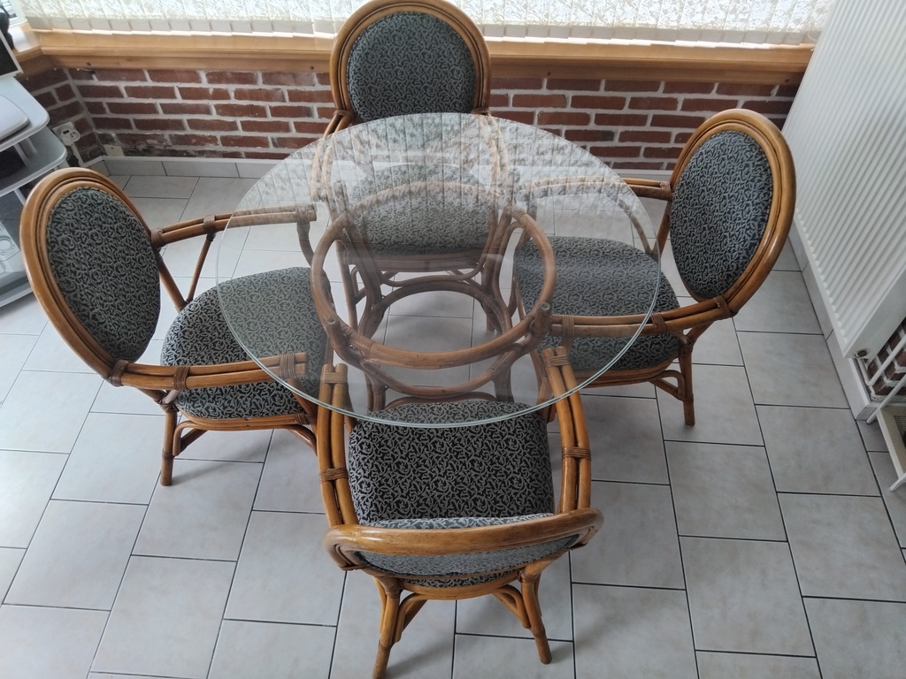 Table ronde en verre avec 4 chaises bois 250 Avion (62)