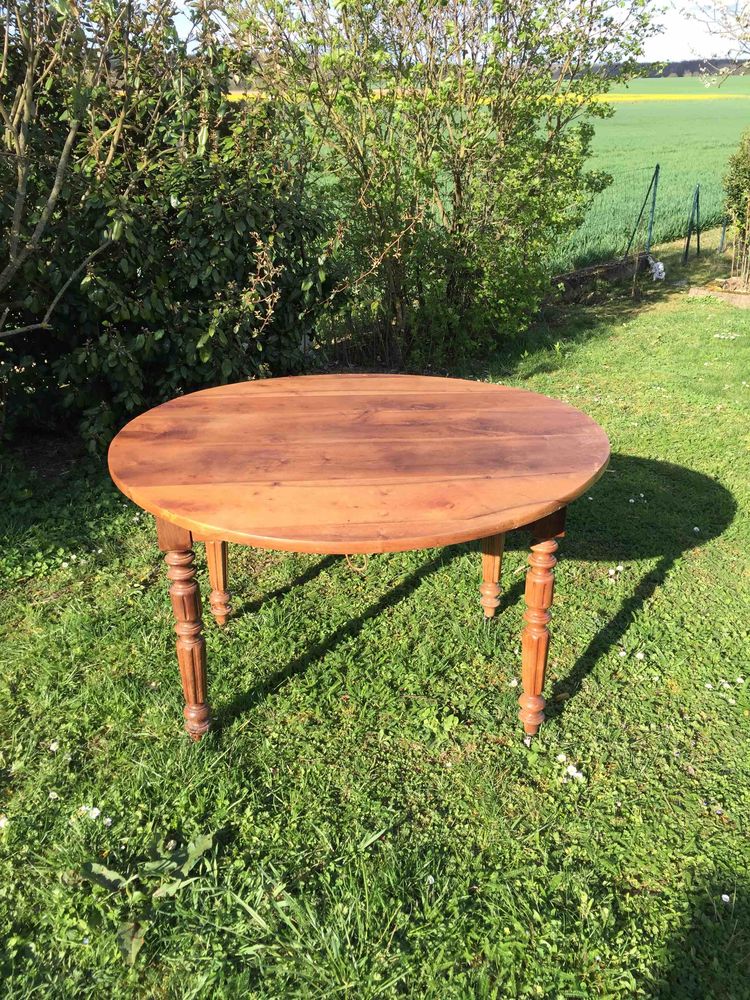 Table ronde � volets en noyer massif 4/6 couverts
300 Corcelles-l�s-C�teaux (21)