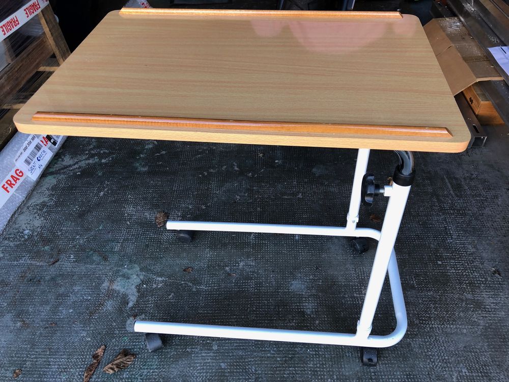 Table de lit � roulettes - Etat neuf 0 Pau (64)