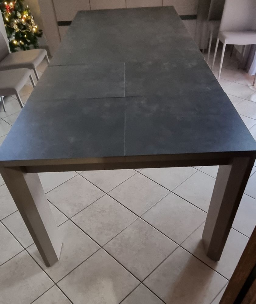 Table salle � mange en c�ramique, achet� Mobillier de France 550 Amb�rieu-en-Bugey (01)