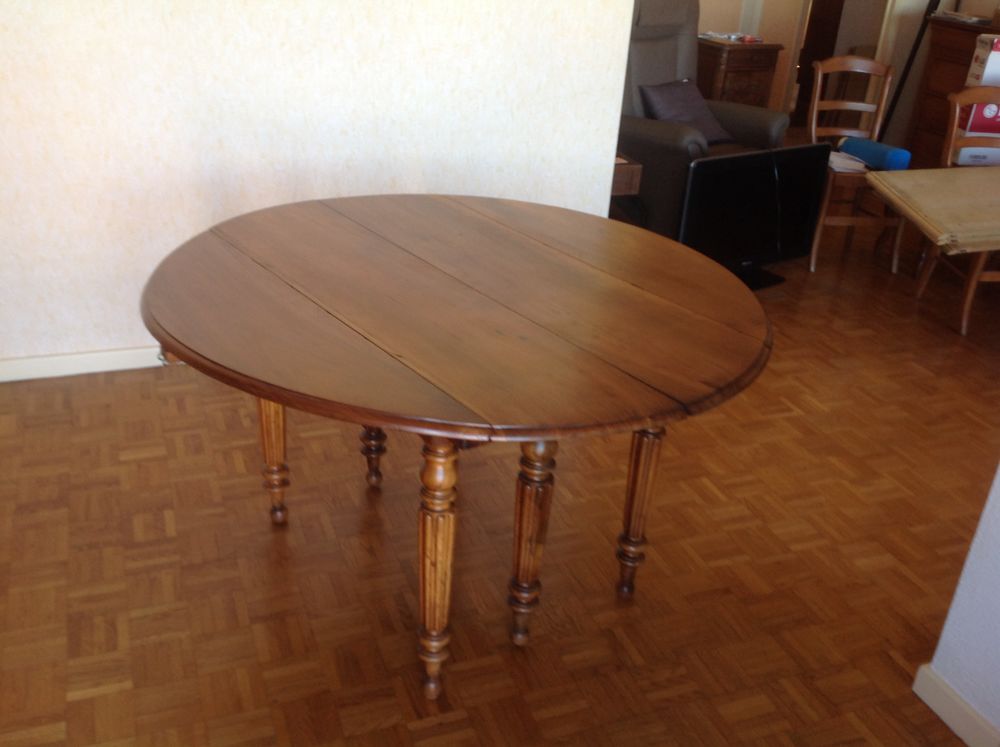 Table salle � manger, avec rallonges 350 Lyon 3 (69)