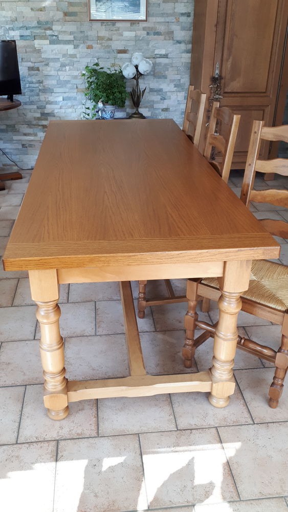 table de salle � manger + 6 chaises  
200 Renauvoid (88)