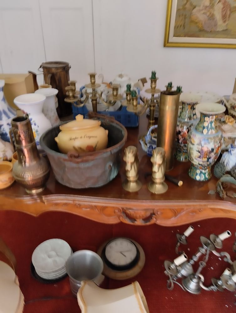 table de salle � manger avec bibelots ect.... 0 Nice (06)