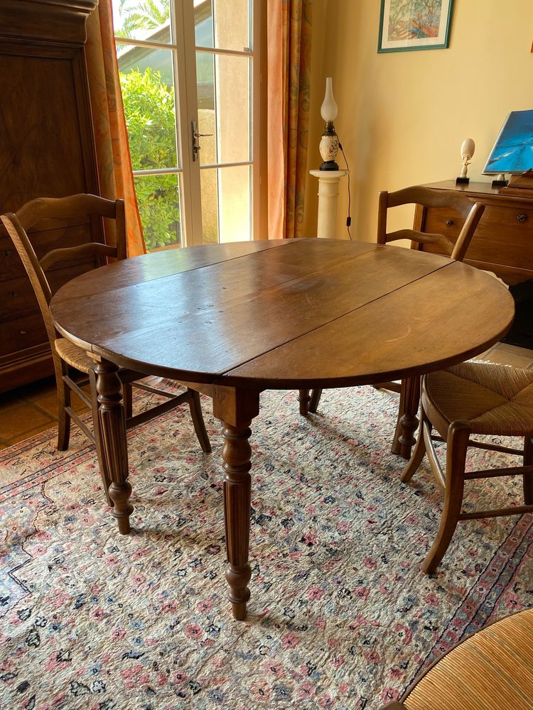 table de salle a manger et cinq chaises 150 Toulon (83)