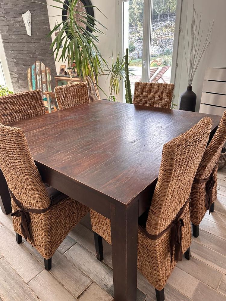 une table de salle � manger 250 Bras (83)