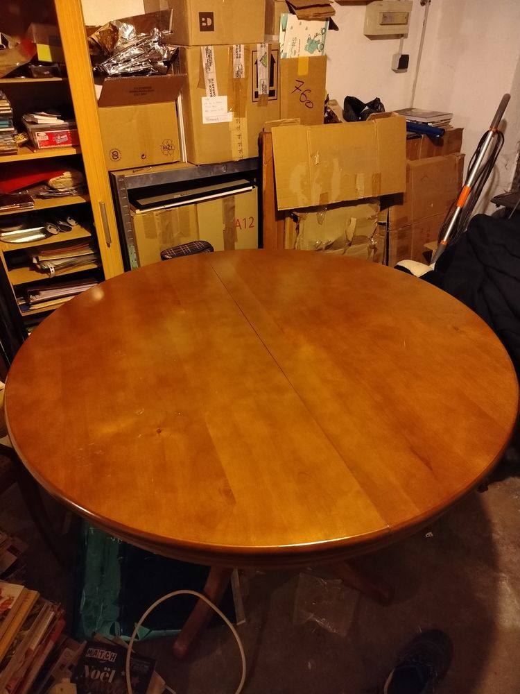 1 table de salle � manger et 1 table de salon. 90 Saint-Max (54)