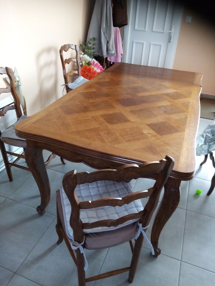 Table de salle � manger avec 4 chaises plus 2 rallonge 85 Cr�ances (50)