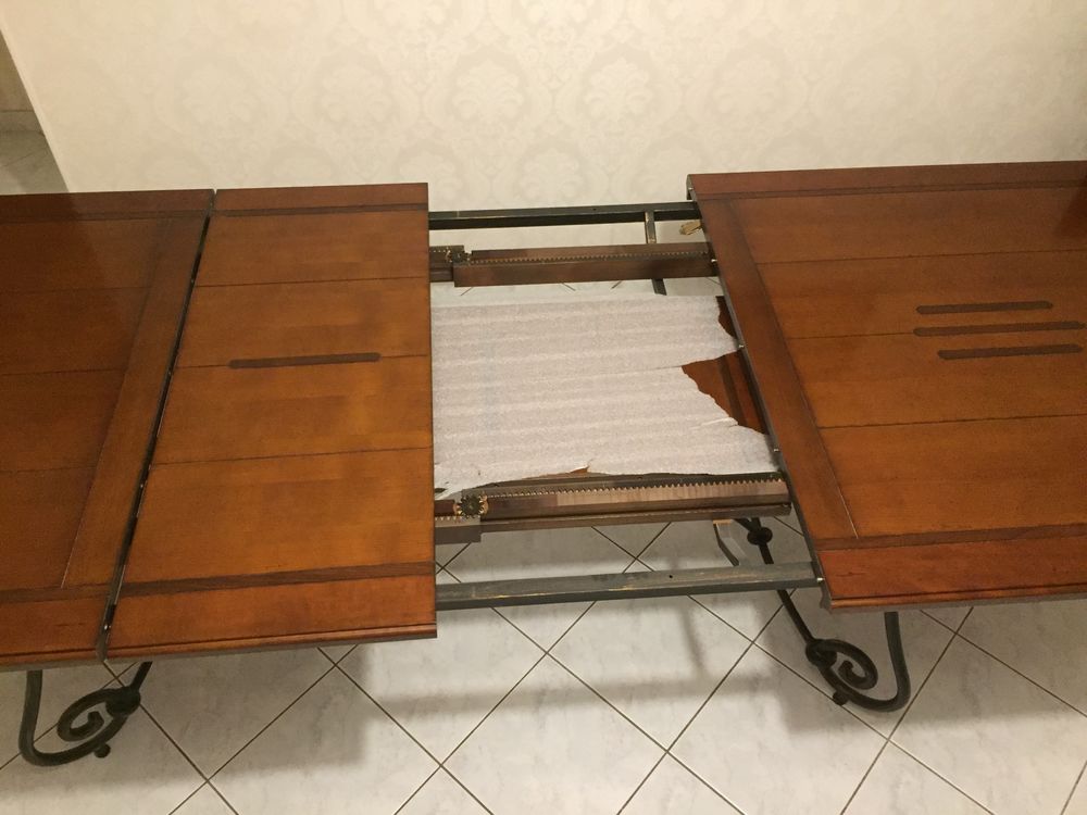 Table de salle � manger 
avec six chaises et coussins. 1100 Le Grau-du-Roi (30)