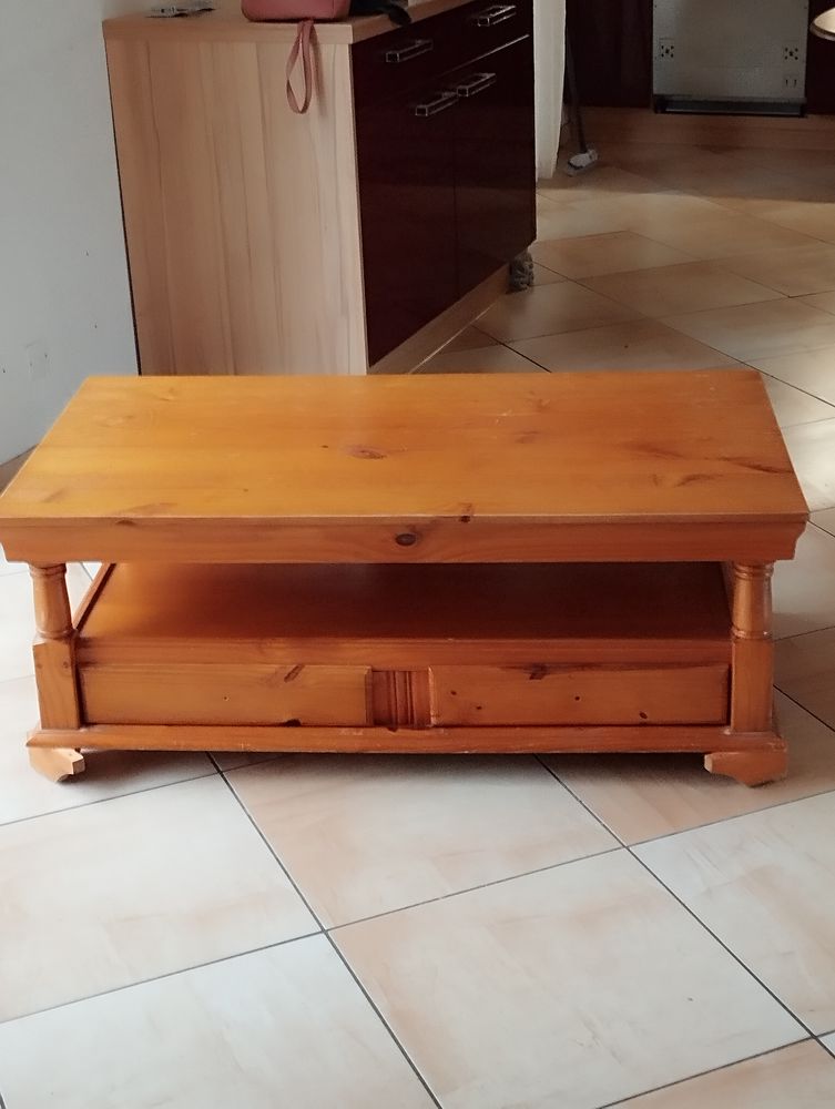 Table de salon avec deux tiroirs, petit prix 
�tat moyen 15 Venansault (85)