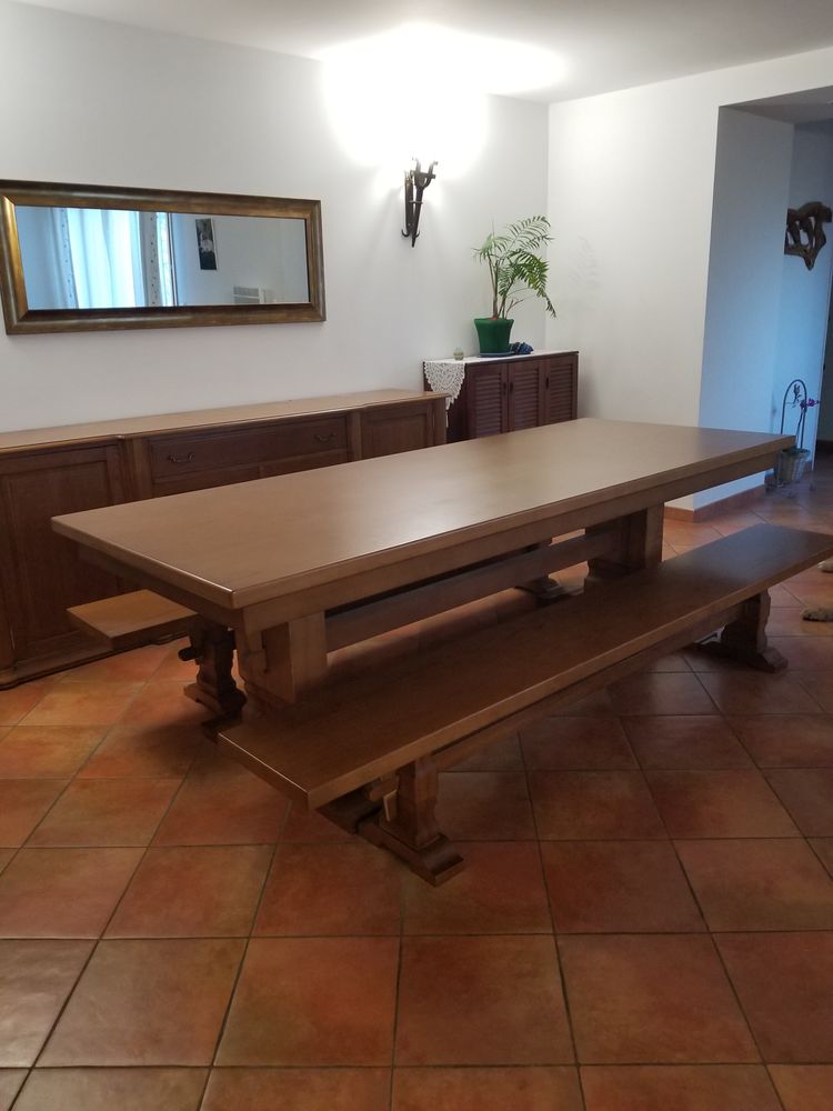 Table de salon et ses bancs + buffet en chataigniers massif
