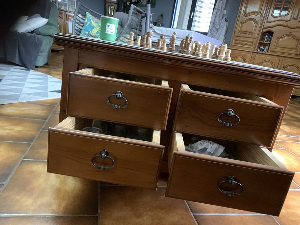 Table de salon couleur Miel le dessus repr�sente un  jeux �c 85 Martign�-Ferchaud (35)