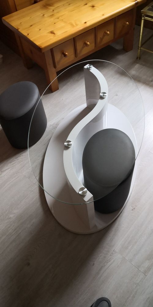 table salon moderne avec ses 2 tabourets en simili cuir 60 Lau-Balagnas (65)