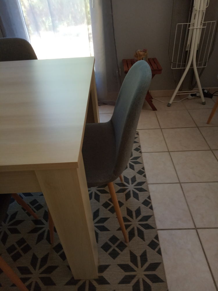TABLE SEJOUR 170X90  Bois clair  + 6 CHAISES  Tissu gris 180 Saint-Forgeux (69)