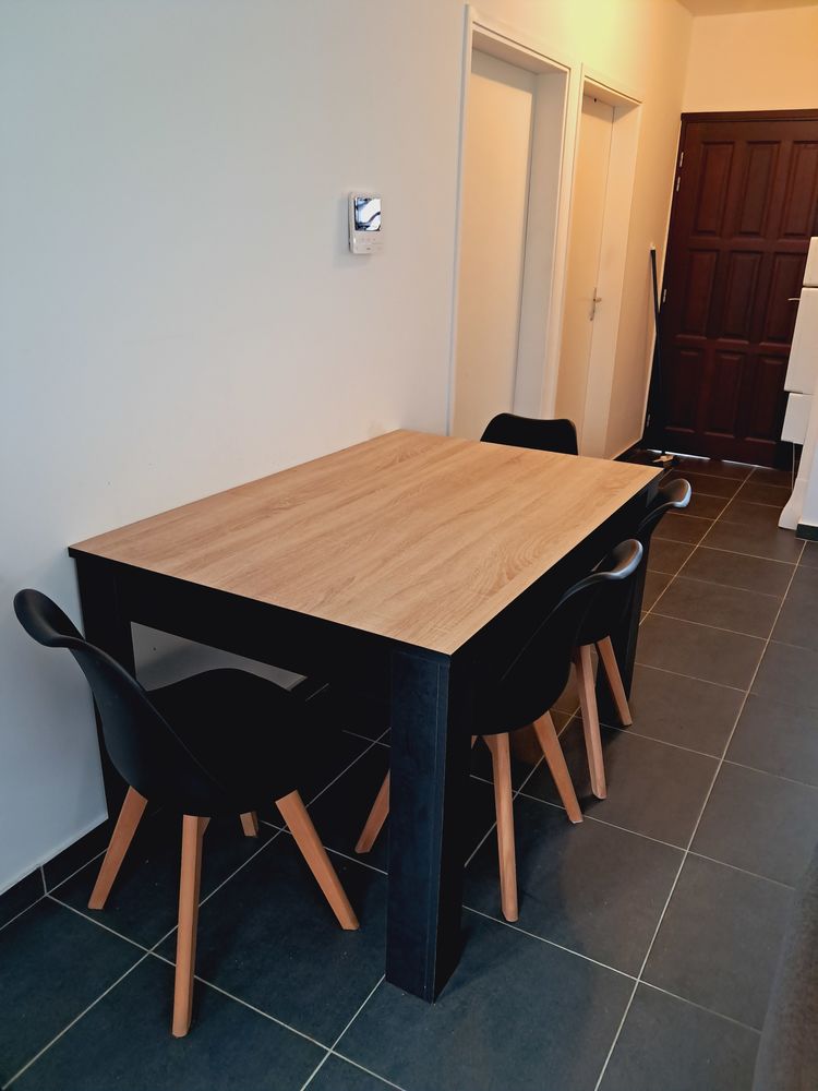 Table de s�jour+4 chaises 
� venir r�cup�rer 180 Cayenne (97)