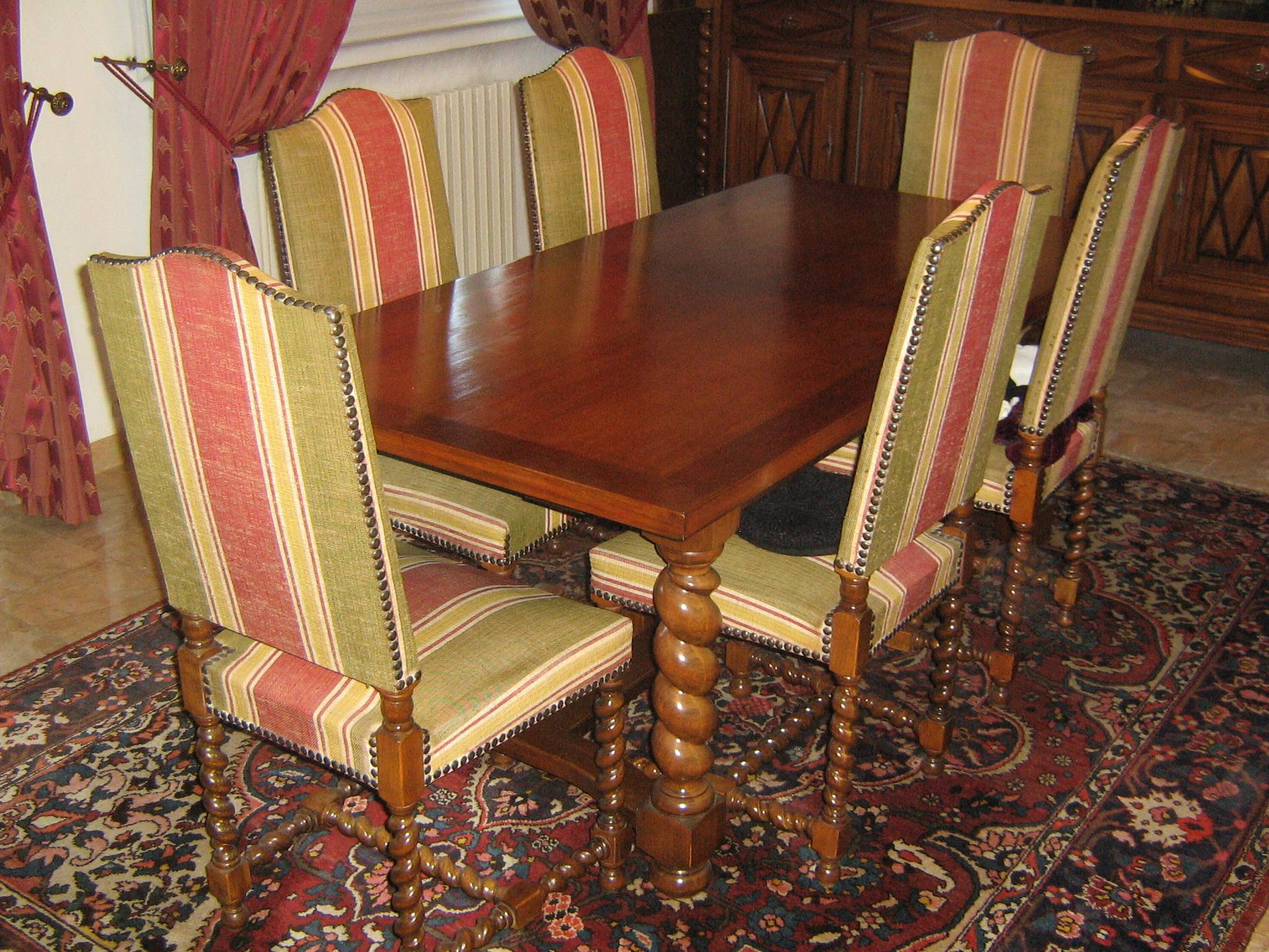 Table de style Louis XIII en noyer 80 Saint-Beno�t (86)