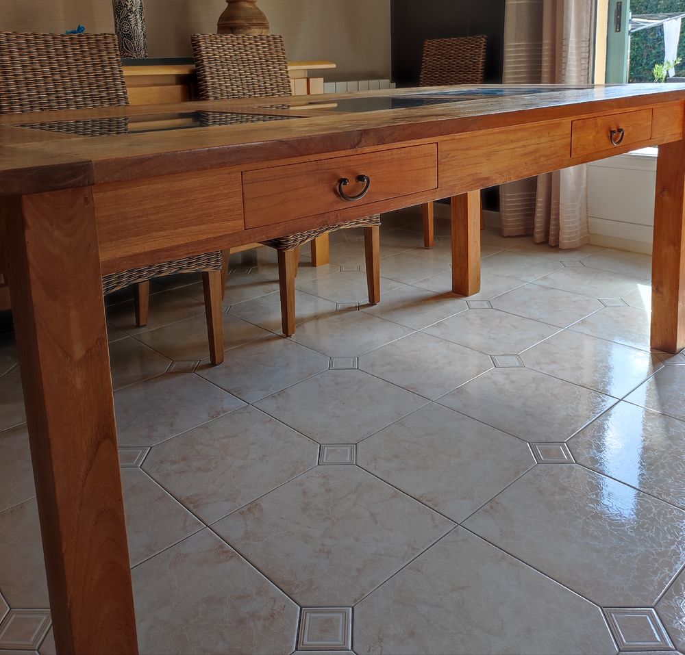 Table en teck massif et pierre de lave. 300 Saint-Soupplets (77)