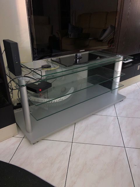 DON de TABLE T�L� - HI-FI en verre et base bois T BON �TAT
0 Montigny-le-Bretonneux (78)