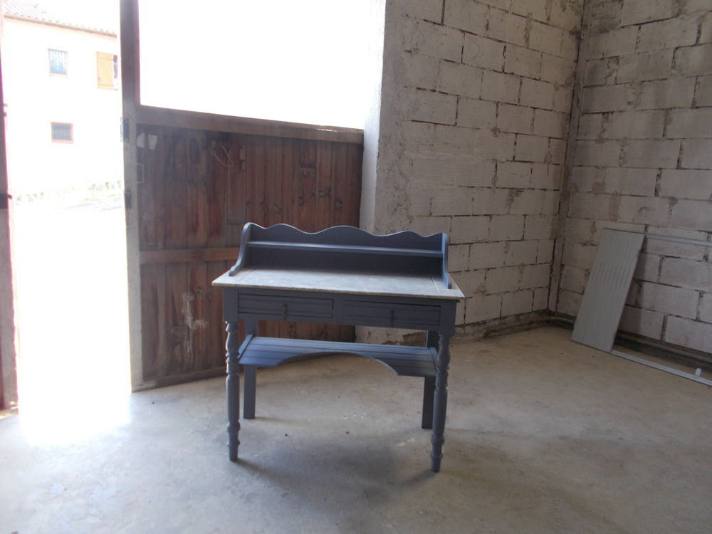 Table de toilette  d'autrefois  et  jouck  de d�coration 130 Pavie (32)