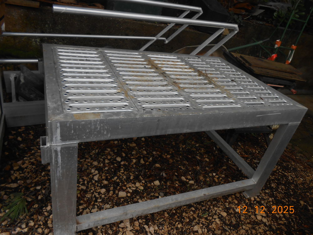 table de travail en alu.tres bon etat 0 Les Salles-du-Gardon (30)