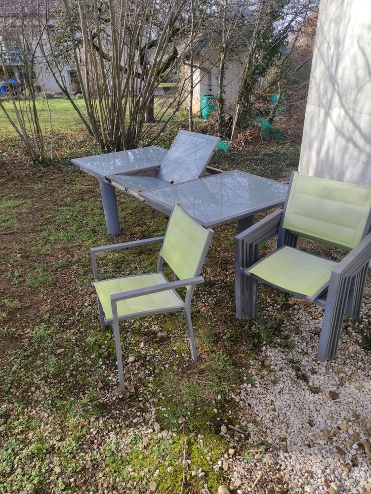 table en verre avec 6 chaises. 150 Poligny (39)