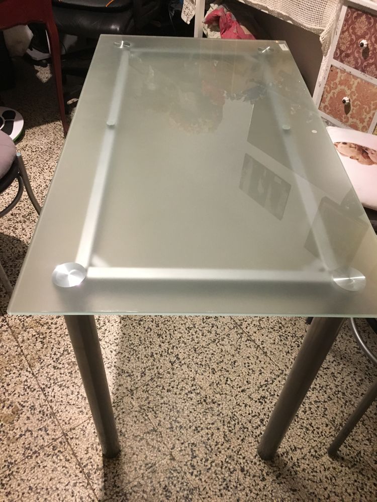 table en verre 60 x 120 + 4 chaises m�tal avec coussin 120 Cannes La Bocca (06)