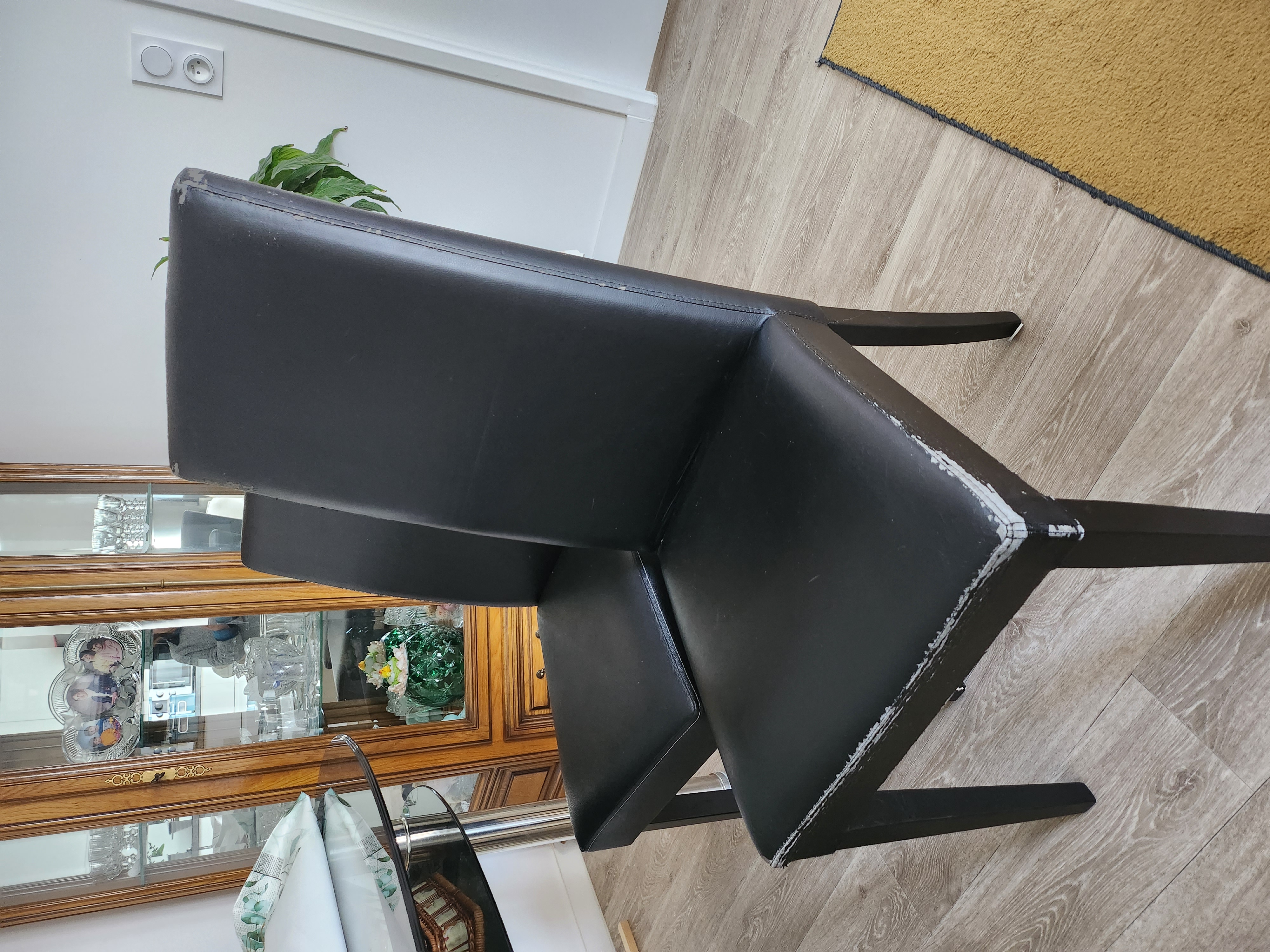 Table en verre et 4 chaises noires 90 Clamart (92)